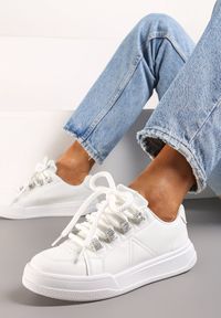 Born2be - Białe Sneakersy Wonaria. Nosek buta: okrągły. Kolor: biały. Materiał: zamsz, skóra ekologiczna. Szerokość cholewki: normalna. Obcas: na płaskiej podeszwie #3