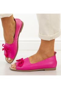 DiA - Fuksja skórzane płaskie sandały damskie Dia 9019. Okazja: na co dzień. Kolor: różowy. Materiał: skóra. Sezon: wiosna, lato. Obcas: na płaskiej podeszwie. Styl: casual #1