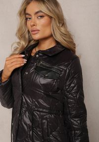 Renee - Czarna Kurtka za Kolano z Kołnierzem Pikowana Vilia. Kolor: czarny. Materiał: materiał. Sezon: jesień, wiosna. Styl: klasyczny #3