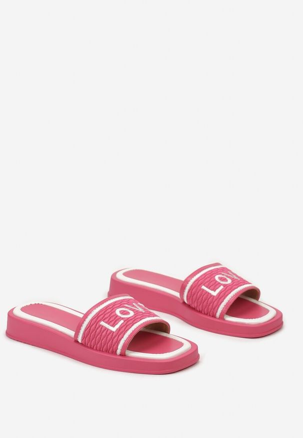 Born2be - Fuksjowe Klapki z Kwadratowym Noskiem i Paskiem z Napisem Jeliana. Okazja: na plażę, na co dzień. Kolor: różowy. Wzór: napisy. Styl: elegancki, casual