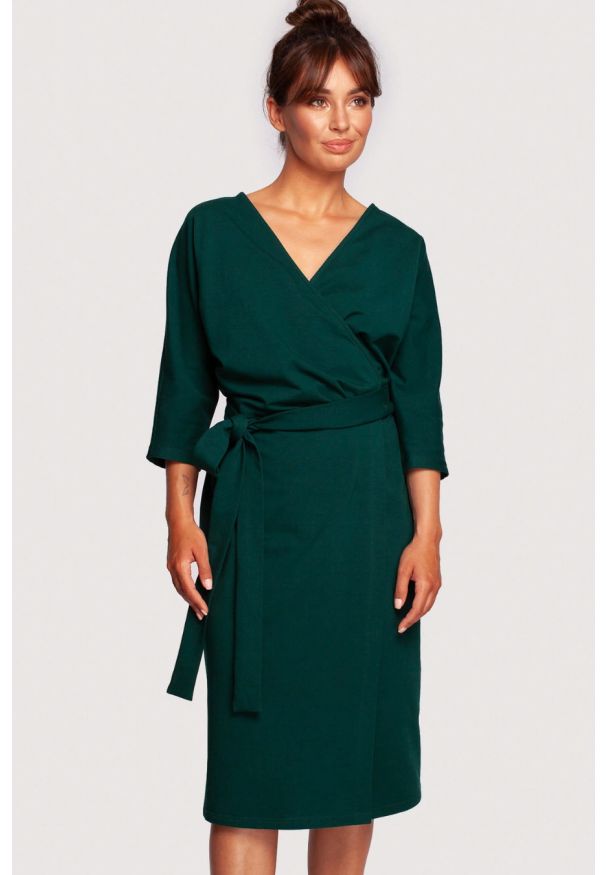 BeWear - Sukienka kopertowa z wiązaniem dekolt V butelkowa zieleń. Okazja: na co dzień, do pracy. Materiał: bawełna. Typ sukienki: kopertowe. Styl: casual, sportowy