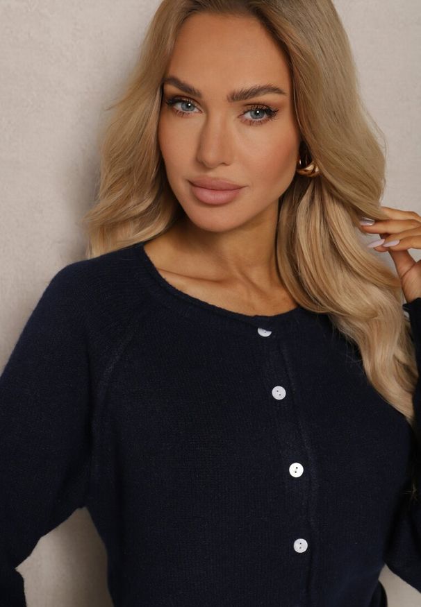 Renee - Granatowy Rozpinany Kardigan z Wełną Evelinae. Okazja: na co dzień, na spotkanie biznesowe, do pracy. Kolor: niebieski. Materiał: wełna. Styl: biznesowy, casual