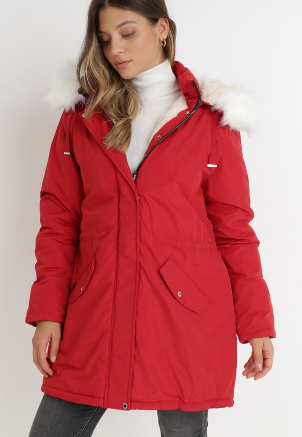 Born2be - Czerwona Kurtka Desoya. Kolekcja: plus size. Kolor: czerwony. Materiał: futro. Długość: długie