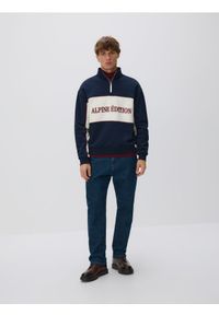 Reserved - Bawełniana bluza ze stójką - granatowy. Typ kołnierza: kołnierzyk stójkowy. Kolor: niebieski. Materiał: bawełna #1