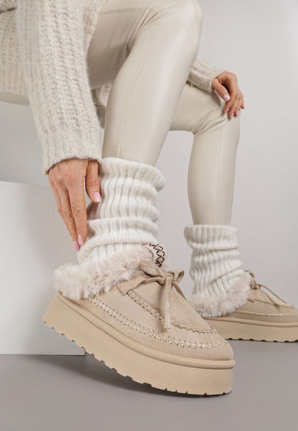 Renee - Beżowe Rustykalne Śniegowce z Niską Cholewką Zdobione Futrem i Kokardą Tuspena. Okazja: do domu, na co dzień. Wysokość cholewki: przed kostkę. Kolor: beżowy. Materiał: futro. Szerokość cholewki: normalna. Wzór: aplikacja. Sezon: zima. Styl: casual