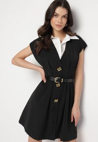 Born2be - Czarna Wiskozowa Sukienka Rozkloszowana z Koszulowym Kołnierzykiem i Paskiem Aluella. Okazja: na co dzień, na spotkanie biznesowe. Typ kołnierza: kołnierzyk koszulowy. Kolor: czarny. Materiał: wiskoza. Długość rękawa: krótki rękaw. Typ sukienki: koszulowe. Styl: biznesowy, casual, elegancki #4