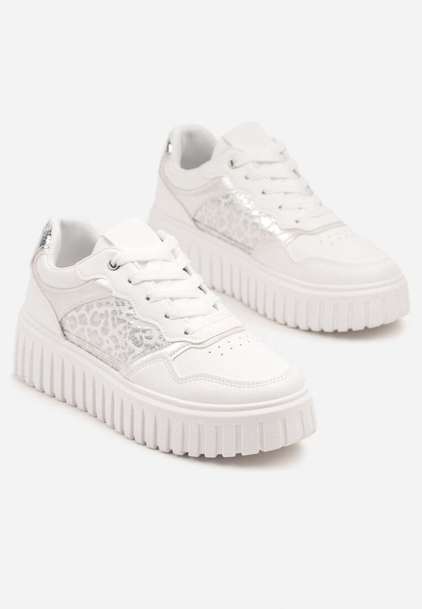Born2be - Białe Sneakersy na Grubej Tłoczonej Podeszwie z Perforacją i Panterką Odivila. Kolor: biały. Materiał: jeans. Wzór: motyw zwierzęcy
