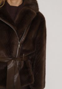 Born2be - Brązowa Futrzana Kurtka z Paskiem z Imitacji Skóry i Ozdobnymi Sprzączkami Oryss. Okazja: na co dzień. Kolor: brązowy. Materiał: futro, skóra. Styl: casual #5