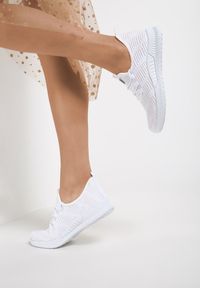 Renee - Białe Buty Sportowe Pudina. Nosek buta: okrągły. Kolor: biały. Materiał: materiał. Szerokość cholewki: normalna. Wzór: aplikacja. Sport: wspinaczka