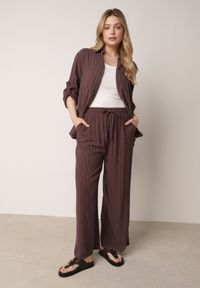 Born2be - Brązowy Wiskozowo-Lniany Komplet w Paski Koszula i Szerokie Spodnie Terasea. Kolor: brązowy. Materiał: wiskoza, len. Wzór: paski #1