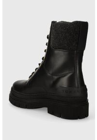 TOMMY HILFIGER - Tommy Hilfiger botki skórzane FEMININE FELT LACE UP BOOTIE damskie kolor czarny na płaskim obcasie ocieplone FW0FW07500. Zapięcie: sznurówki. Kolor: czarny. Materiał: skóra. Obcas: na obcasie. Styl: klasyczny. Wysokość obcasa: niski #2