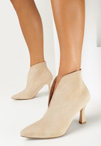 Born2be - Ciemnobeżowe Botki na Geometrycznej Szpilce z Ozdobnym Wycięciem Lamo. Kolor: beżowy. Szerokość cholewki: normalna. Wzór: geometria #1