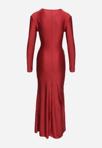 Born2be - Bordowa Sukienka Koktajlowa o Dopasowanym Kroju z Cyrkoniami i Marszczeniem w Talii Issalina. Okazja: na imprezę. Kolor: czerwony. Długość rękawa: długi rękaw. Wzór: aplikacja. Typ sukienki: dopasowane. Styl: wizytowy #6