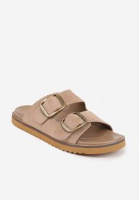 Renee - Ciemnobeżowe Klapki VICES Ozdobione Dużymi Klamrami Jenniviane. Nosek buta: otwarty. Kolor: beżowy. Materiał: skóra, zamsz. Wzór: aplikacja. Sezon: lato. Obcas: na obcasie. Wysokość obcasa: niski #6