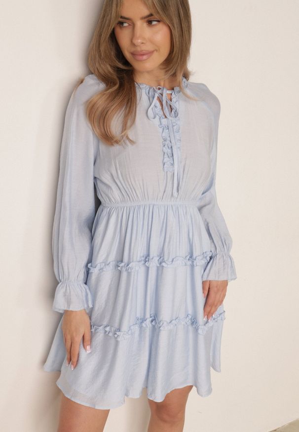 Born2be - Jasnoniebieska Wiskozowa Sukienka na Lato w Stylu Boho z Falbankami i Wiązaniem Barpea. Okazja: na spacer, na co dzień. Typ kołnierza: kołnierz z falbankami. Kolor: niebieski. Materiał: wiskoza. Sezon: lato. Styl: boho