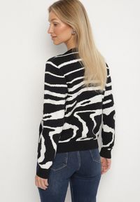 Born2be - Czarny Sweter o Prostym Kroju w Zebrę Unida. Okazja: na spotkanie biznesowe, do pracy, na co dzień. Kolor: czarny. Materiał: jeans. Długość rękawa: długi rękaw. Długość: długie. Wzór: motyw zwierzęcy. Styl: elegancki, biznesowy, casual