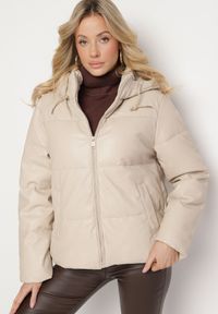 Born2be - Beżowa Pikowana Kurtka z Imitacji Skóry z Kapturem i Kieszeniami Lavedi. Okazja: na spacer. Typ kołnierza: kaptur. Kolor: beżowy. Materiał: skóra. Długość rękawa: długi rękaw. Długość: długie. Styl: elegancki, wizytowy #3