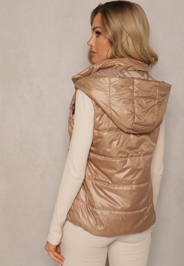 Renee - Beżowa Kamizelka z Odpinanym Kapturem i Ozdobnym Pikowaniem Akkendia. Kolor: beżowy