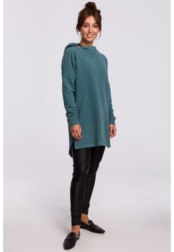 e-margeritka - Bluza długa oversize z kapturem zielona - s/m. Typ kołnierza: kaptur. Kolor: zielony. Materiał: dzianina, poliester, materiał, bawełna. Długość: długie. Wzór: gładki