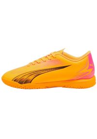 Buty piłkarskie Puma Ultra Play It 107780 03 pomarańczowe. Zapięcie: sznurówki. Kolor: pomarańczowy. Materiał: guma, syntetyk. Szerokość cholewki: normalna. Wzór: nadruk. Sport: piłka nożna