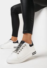 Born2be - Biało-Czarne Sneakersy z Biżuteryjnym Wiązaniem i Brokatowymi Wstawkami Eleria. Kolor: biały. Wzór: aplikacja #1