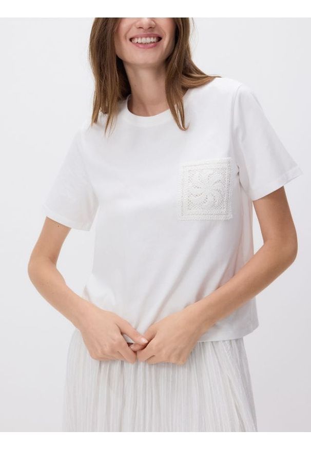 Reserved - T-shirt z ażurową kieszonką - złamana biel. Materiał: bawełna, dzianina. Wzór: ażurowy