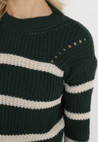 Born2be - Ciemnozielony Sweter z Grubej Włóczki z Kontrastującymi Paskami Kilia. Kolor: zielony. Materiał: dzianina. Długość rękawa: długi rękaw. Długość: długie. Wzór: aplikacja