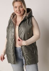 Born2be - Zielona Kamizelka z Nieodpinanym Kapturem i Geometrycznym Pikowaniem Kalousa. Okazja: na co dzień. Kolor: zielony. Materiał: jeans, dresówka. Długość rękawa: długi rękaw. Wzór: geometria. Styl: casual, klasyczny #2