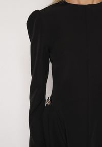 Born2be - Czarna Rozkloszowana Sukienka Ozdobiona Metaliczną Aplikacją Eleslie. Okazja: na randkę, na imprezę. Kolor: czarny. Wzór: aplikacja. Styl: elegancki #7