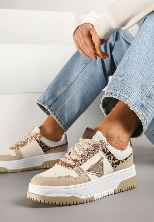 Born2be - Ciemnobeżowe Sneakersy Ozdobione Brokatem Cyrkoniami i Perforacją Tillitara. Okazja: na co dzień. Kolor: beżowy. Materiał: jeans. Wzór: aplikacja. Obcas: na obcasie. Wysokość obcasa: niski