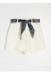 Sinsay - Eleganckie szorty z przeszytym kantem i paskiem - kremowy. Kolor: kremowy. Styl: elegancki #1