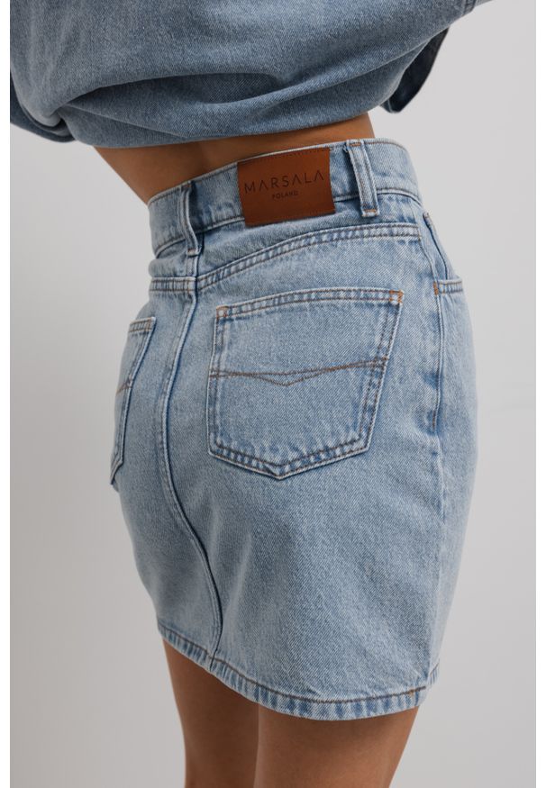 marsala-butik.pl - Mini spódniczka jeansowa w kolorze CLASSIC BLUE - WEST-XS. Stan: podwyższony. Materiał: jeans. Długość: krótkie. Styl: klasyczny, elegancki, sportowy