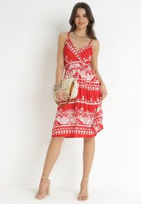 Born2be - Czerwona Sukienka z Wiskozy w Ornamentalny Wzór z Gumką w Talii Hirata. Kolor: czerwony. Materiał: wiskoza #5
