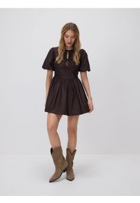 Reserved - Sukienka mini - ciemnobrązowy. Kolor: brązowy. Materiał: dzianina. Długość: mini