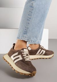 Renee - Brązowe Sneakersy ze Skóry Naturalnej Ozdobione Geometrycznym Wzorem Melassea. Okazja: na co dzień. Kolor: brązowy. Materiał: skóra. Wzór: aplikacja, geometria