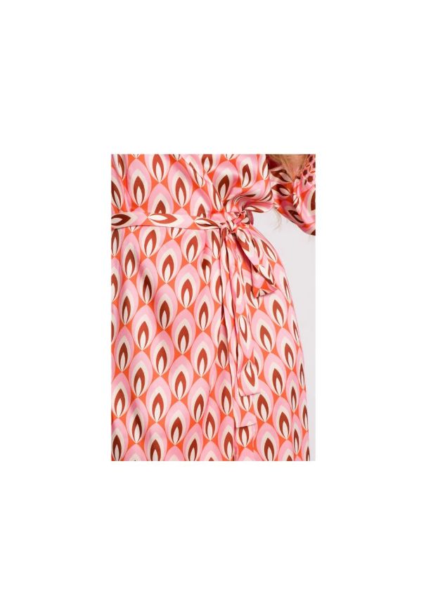 MOE - Satynowa sukienka kopertowa z dekoltem V i wiązaniem różowa. Okazja: na wesele, na imprezę, na ślub cywilny. Kolor: beżowy, różowy. Materiał: satyna. Typ sukienki: kopertowe