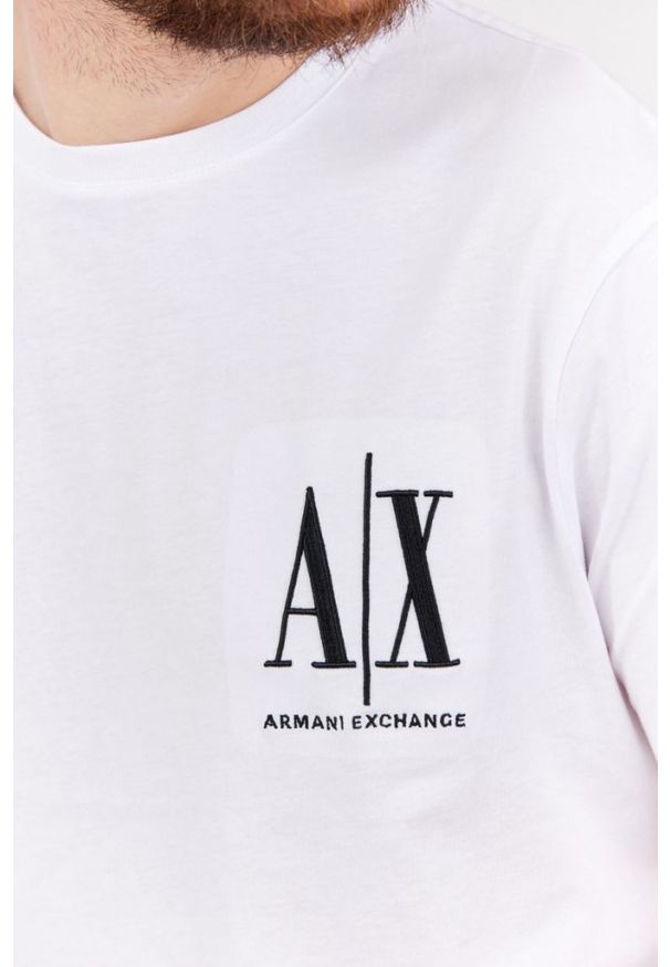 Armani Exchange - ARMANI EXCHANGE Biały t-shirt męski z wyszywanym logo. Kolor: biały. Materiał: prążkowany