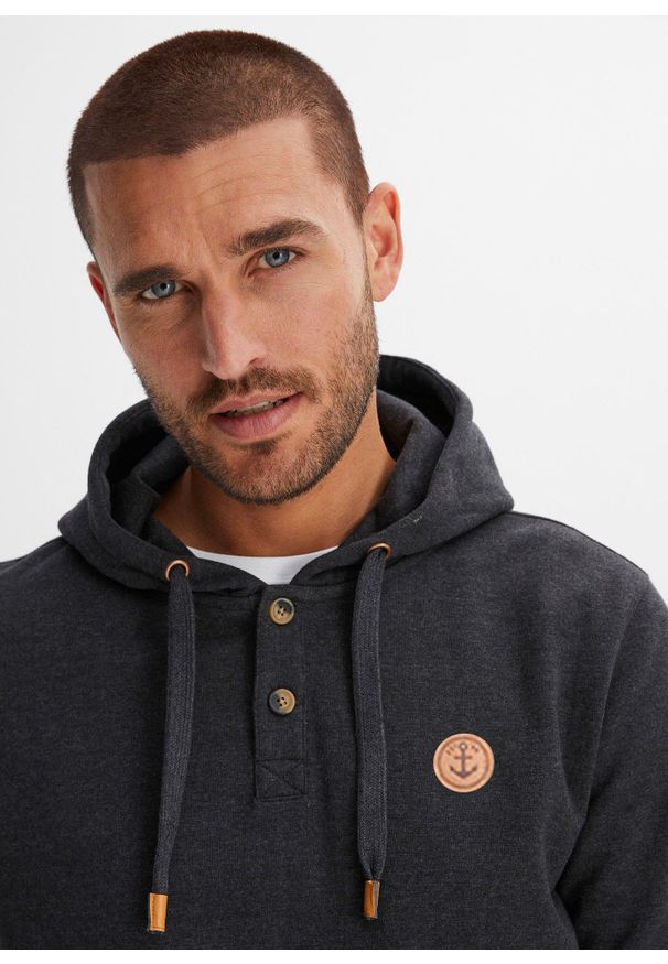 bonprix - Bluza z kapturem z detalami z imitacji skóry z miękko szorstkowaną stroną wewnętrzną. Typ kołnierza: kaptur. Kolor: czarny. Materiał: skóra. Styl: sportowy