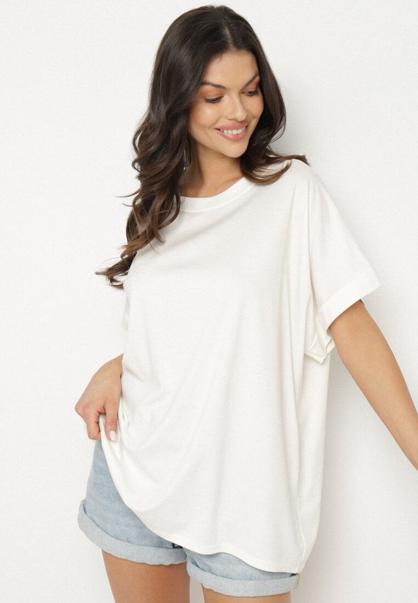 Born2be - Biały T-shirt z Wiskozą o Kroju Nietoperza Tanariona. Okazja: na co dzień. Kolor: biały. Materiał: wiskoza. Styl: casual