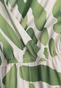 Renee - Zielona Sukienka z Wiskozy z Trójkątnym Dekoltem i Gumką w Pasie z Materiałowym Paskiem Viketa. Kolor: zielony. Materiał: wiskoza, materiał. Styl: elegancki #8