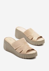 Born2be - Beżowe Klapki Vices na Koturnie z Perforacją Sarvelina. Okazja: na co dzień. Kolor: beżowy. Materiał: materiał. Obcas: na koturnie. Styl: elegancki, casual #3
