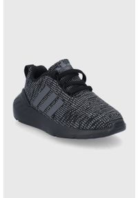 adidas Originals buty dziecięce Swift Run kolor czarny. Nosek buta: okrągły. Zapięcie: sznurówki. Kolor: czarny. Materiał: materiał, guma. Wzór: nadruk. Sport: bieganie