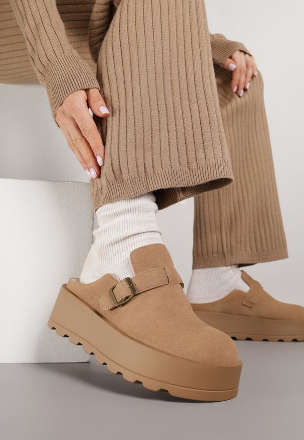 Renee - Beżowe Śniegowce na Grubej Podeszwie z Niską Cholewką i Ozdobną Klamerką Vetibela. Wysokość cholewki: przed kostkę. Nosek buta: okrągły. Kolor: beżowy. Materiał: zamsz, futro. Szerokość cholewki: normalna. Sezon: zima. Obcas: na koturnie. Wysokość obcasa: średni