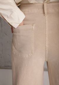 Renee - Beżowe Jeansy High Waist Wide Leg z Bawełny z Naszytymi Kieszonkami Yrelelin. Okazja: na co dzień. Stan: podwyższony. Kolor: beżowy. Długość: krótkie. Wzór: aplikacja. Styl: casual #2