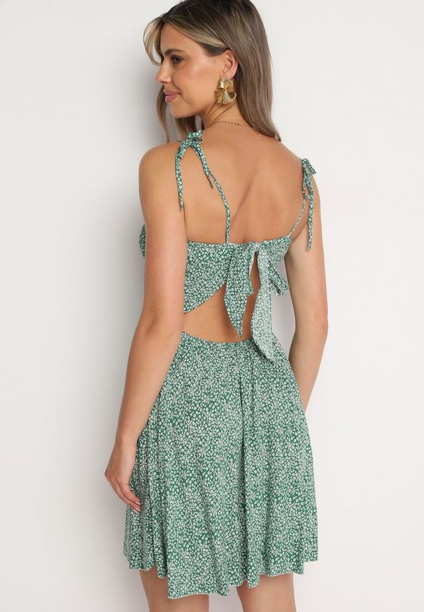 Born2be - Zielona Taliowana Bawełniana Sukienka w Kwiaty na Ramiączkach Wiązana z Tyłu Neliora. Okazja: na spacer, na co dzień. Typ kołnierza: dekolt kwadratowy. Kolor: zielony. Materiał: bawełna. Długość rękawa: na ramiączkach. Wzór: kwiaty. Typ sukienki: proste. Styl: casual, elegancki