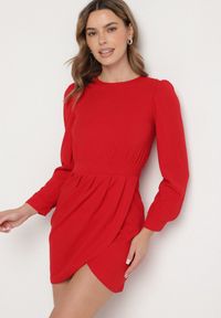 Born2be - Czerwona Sukienka z Marszczeniem i Bufiastymi Rękawami Redenia. Kolor: czerwony. Styl: klasyczny, elegancki #6