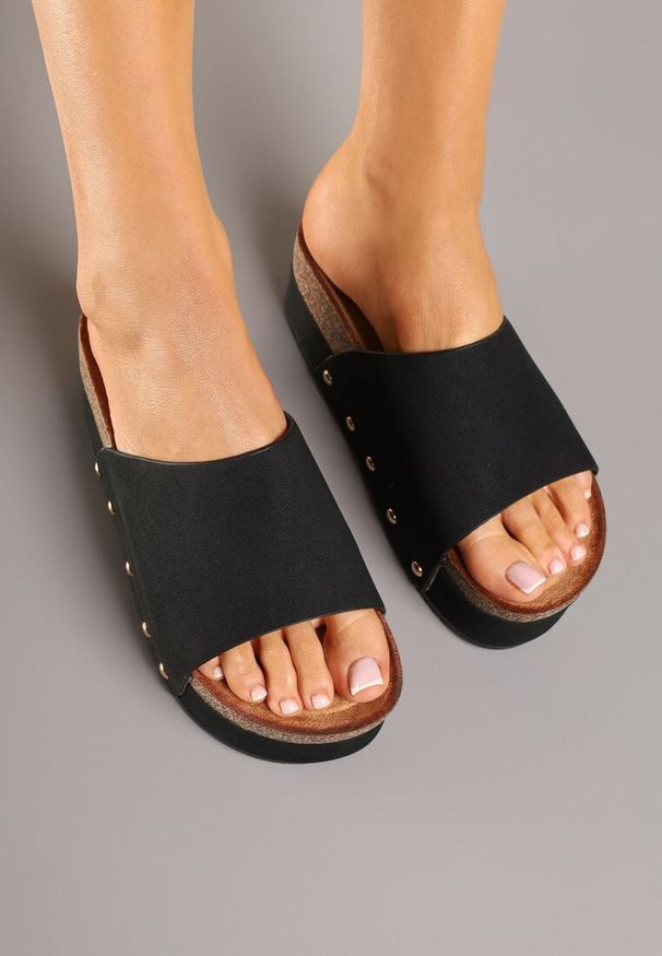Born2be - Czarne Klapki na Platformie Zdobione Nitami Frolritia. Okazja: na co dzień. Kolor: czarny. Wzór: aplikacja. Obcas: na platformie. Styl: elegancki, casual