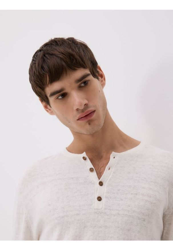 Reserved - Sweter henley - złamana biel. Typ kołnierza: typu henley. Materiał: dzianina, len