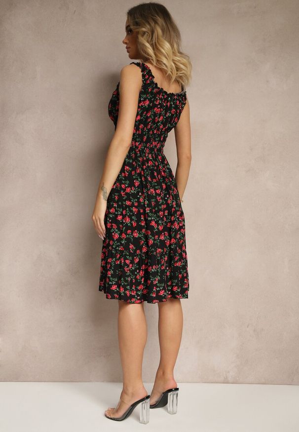 Renee - Czarna Rozkloszowana Sukienka na Ramiączkach w Kwiatowy Print Xallio. Okazja: na spacer, na plażę. Typ kołnierza: dekolt kwadratowy. Kolor: czarny. Materiał: jeans. Długość rękawa: na ramiączkach. Wzór: kwiaty, nadruk. Sezon: lato