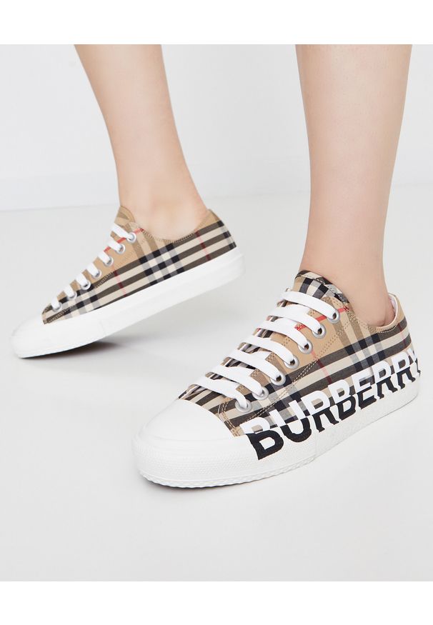 Burberry - BURBERRY - Beżowe trampki z logo. Nosek buta: okrągły. Kolor: czarny. Materiał: jeans, guma, materiał. Wzór: gładki, kratka, aplikacja. Styl: klasyczny